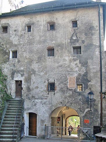 Unterwegs zwischen den Burgmauern Fotos