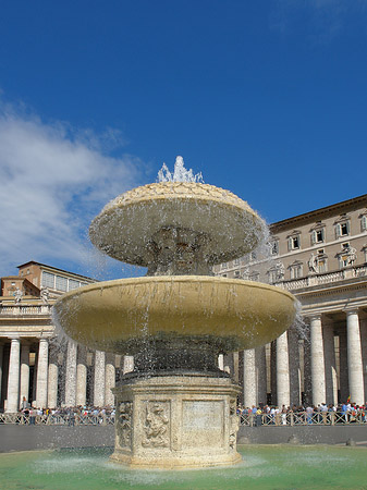 Brunnen mit dem Apostolischen Palast - Vatikanstaat