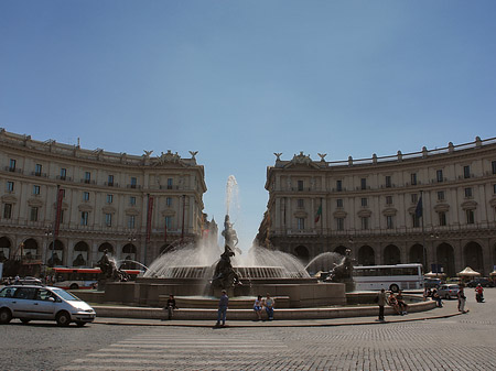 Autos an der Piazza - Latium (Rom) (Rom)