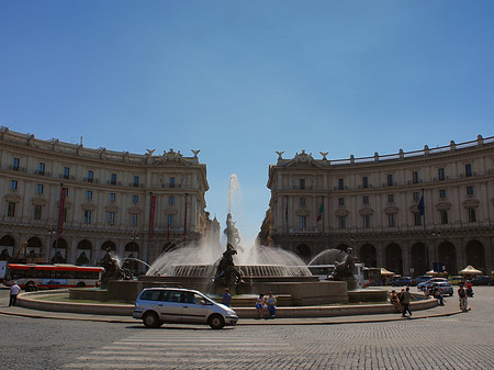 Autos an der Piazza - Latium (Rom) (Rom)