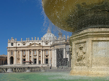 Brunnen mit Petersdom - Vatikanstaat